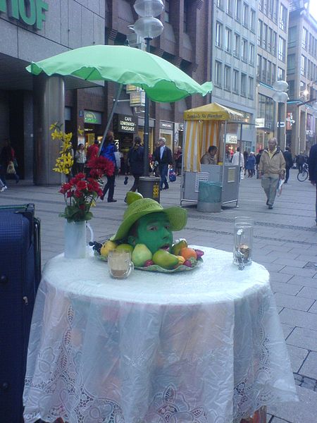 File:Straßenkünstler-Gemüse.JPG