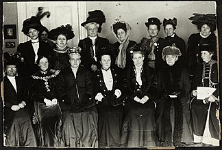 Suffrage Alliance Congress with Fawcett presiding, London 1909. Top row from left: Thora Daugaard (Denmark), Louise Qvam (Norway), Aletta Jacobs (Netherlands), Annie Furuhjelm (Finland), Zinaida Mirowitch (Zinaida Ivanova) (Russia), Käthe Schirmacher (Germany), Klara Honneger (Switzerland), unidentified. Bottom left: Unidentified, Anna Bugge (Sweden), Anna Howard Shaw (USA), Millicent Fawcett (Presiding, England), Carrie Chapman Catt (USA), F. M. Qvam (Norway), Anita Augspurg (Germany).