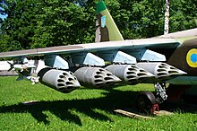 Eine Su-25 im ukrainischen Luftwaffenmuseum. An der Steuerbordtragfläche sind zwei Luft-Luft-Raketen R-60 und vier Startbehälter für ungelenkte Raketen angehängt.