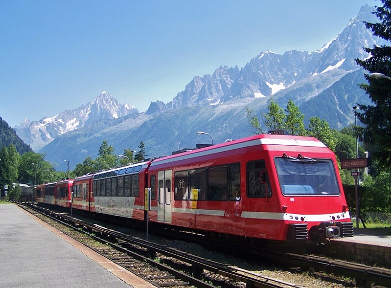 File:TER en gare des Houches (Haute-Savoie).JPG