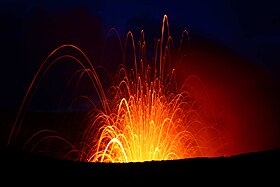 O volcán activo, o Monte Yasur, á tardiña.