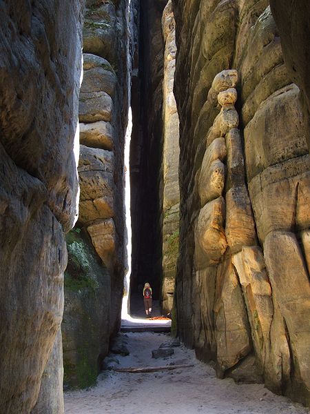 File:Teplické skalní město (Wekelsdorfer Felsen) - Skalní chrám (Felsendom).JPG