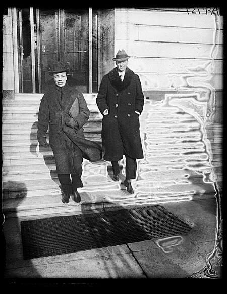 Tập_tin:Theodore_Roosevelt,_Jr.,_and_his_brother_Archy_leaving_Senate_office_bldg._LCCN2016893114.jpg
