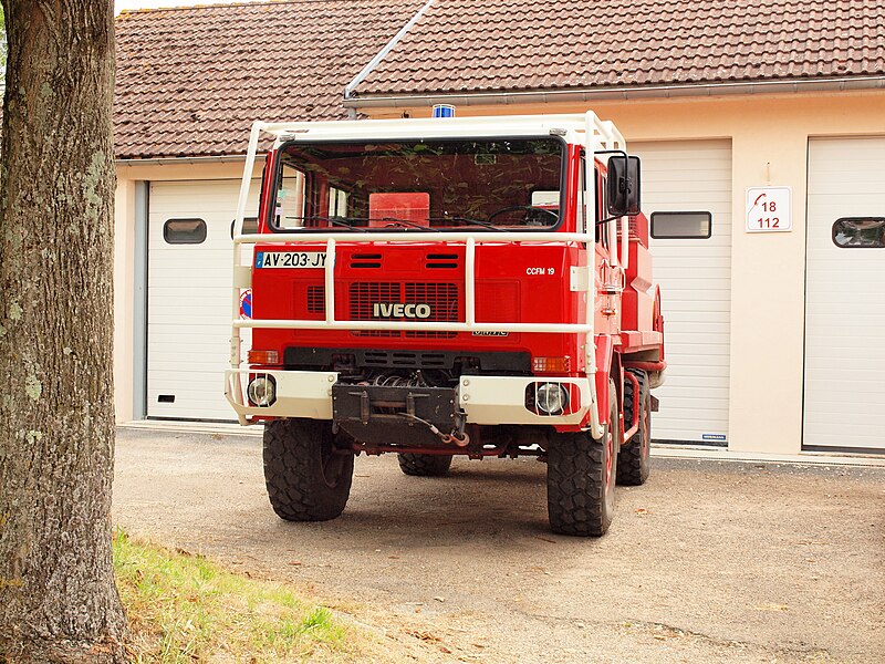 File:Thorigny-sur-Oreuse-FR-89-camions des pompiers-2.jpg