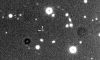 Animation de trois images de découverte de la lune irrégulière de Jupiter Thyone (S/2001 J 2), prises par David Jewitt et Scott Sheppard à l'aide du télescope Canada-France-Hawaii (CFHT) de 3,6 mètres le 11 décembre 2001. Chaque image a été prise environ 40 minutes d'intervalle, montrant le mouvement de la lune par rapport aux étoiles et aux galaxies de fond. Les taches rondes sombres sont des artefacts d'image. La magnitude apparente de Thyone est de 22,5.