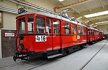 Zwei N-Triebwagen mit einem dazwischen gekuppelten n-Beiwagen im Verkehrsmuseum Remise