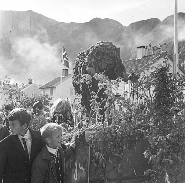 File:Troll! - Folkefest i Høyanger (1965) (14648991081).jpg