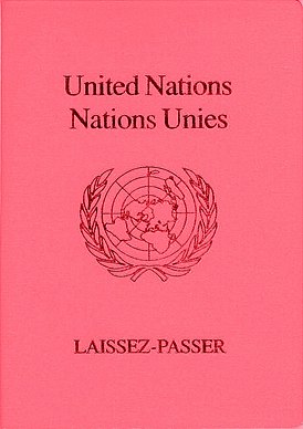 Обложка красного паспорта ООН с машиночитаемой записью.