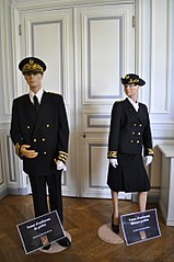 Tenue d’un uniforme de préfet et de sous-préfète à l’hôtel de Beauvau