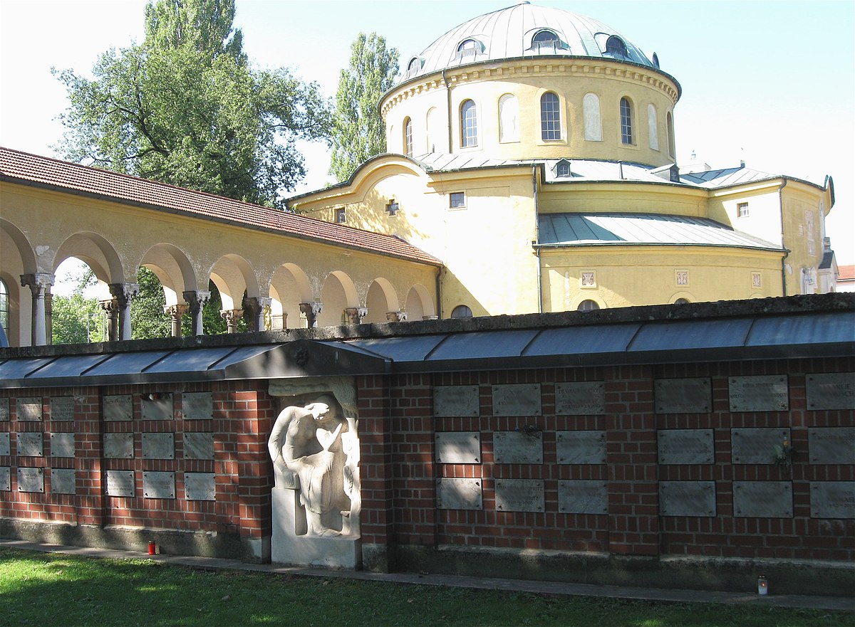 File Urnenmauer Westfriedhof Muenchen 1 Jpg Wikimedia Commons