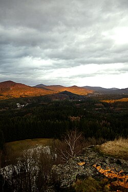 Výhled ze Středního vrchu při západu slunce na Lužické hory (s jeho stínem).