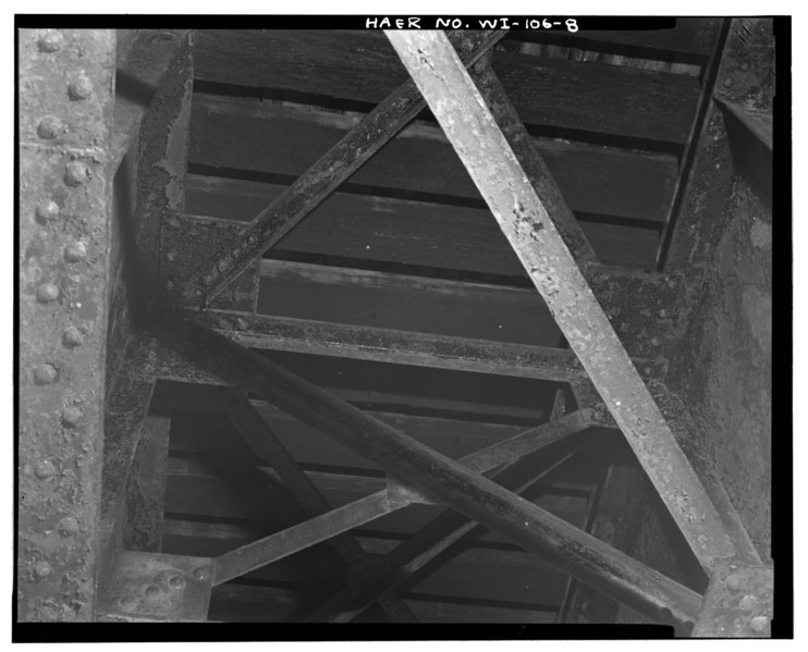 File:VIEW TO NORTHWEST. INTERIOR BRACING BETWEEN STEEL GIRDERS. - Chicago and Northwestern Railroad Bridge, Spanning Eagle River, Eagle River, Vilas County, WI HAER WIS,63-EAGR,1-8.tif