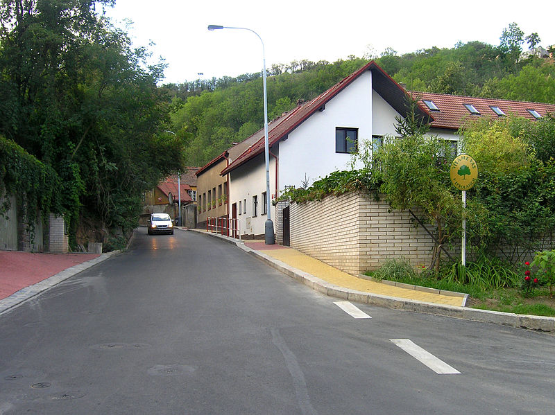 File:V Podbabě str3, Prague Dejvice.jpg