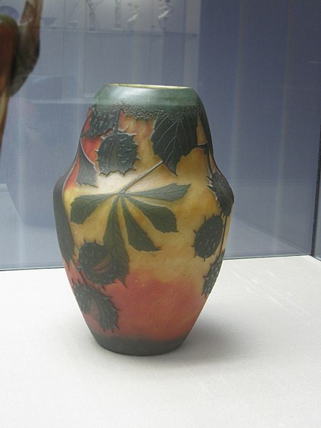 File:Vase avec rameaux de châtaigners Daum Frères 2.JPG