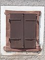 Veszprém 2016, műemlék lakóház, alagsori, zsalugáteres, vöröskő keretes ablak, Szent István utca 7.jpg