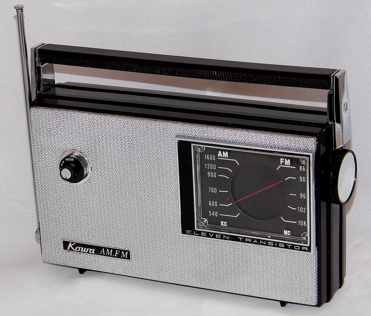 File:Vintage Highwave Portable Transistor Radio, No Model Number, AM-FM  Bands, 14 Transistors, Made In Japan, Circa 1967 (49278533043).jpg -  Wikimedia Commons