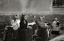 Franco and Carmen Polo attending to a Catholic mass in 1941 Visita de Francisco Franco y su esposa, Carmen Polo, en un acto religioso en la iglesia de Santa Maria (1 de 6) - Fondo Car-Kutxa Fototeka.jpg