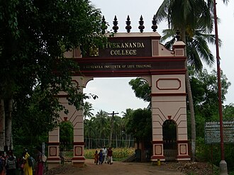 A welcome arch at the entrance to the college VivekanandaCollegeThiruvedagam.JPG