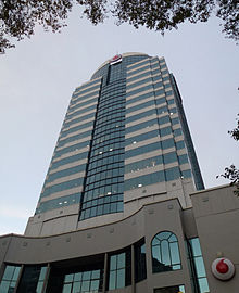 NTT Tower di 157 Lambton Quay, yang digambarkan dengan mantan Vodafone branding