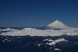 Gunung berapi Quetrupillan dan Lanin.jpg