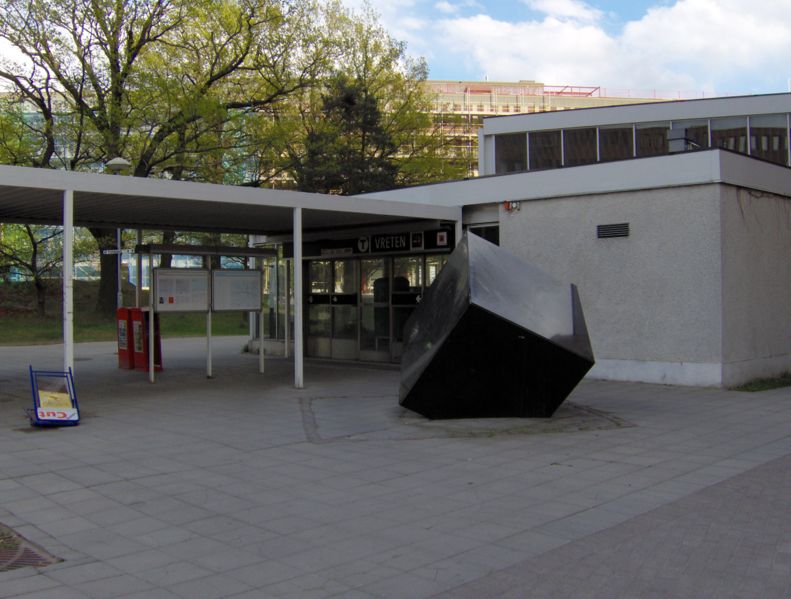 File:Vretens tunnelbanestation, utsidan.JPG