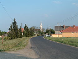 Felsőszilvágyi utcakép a 8635-ös út egy szakaszával és a Szent Miklós-templommal, északnyugat felől nézve