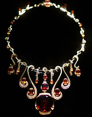 <span class="mw-page-title-main">Necklace</span> Jewellery worn around the neck