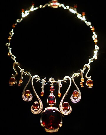 File:WLA hmns Garnet and Diamond necklace 2.jpg