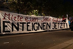 [Foto: Demonstration unter dem Motto „Wer hat der gibt!“ für die Umverteilung von Reichtum am 19. September 2020 in Berlin; Transparent „Miete essen Seele auf? Enteignen jetzt!“]