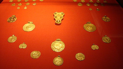 De Goudschat van Wieuwerd, vondst uit 1866 in een terp. De schat bestaat uit een fibula, ringen en oorhangers. In de bracteaten zijn Romeinse munten verwerkt. De munten zijn onder andere van Justinianus.