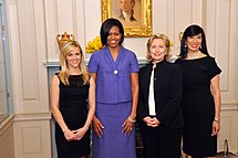 Андреа Юнг (крайня праворуч) із Різ Візерспун, Мішель Обамою та Гілларі Клінтон на International Women of Courage Awards, 10 березня 2010.
