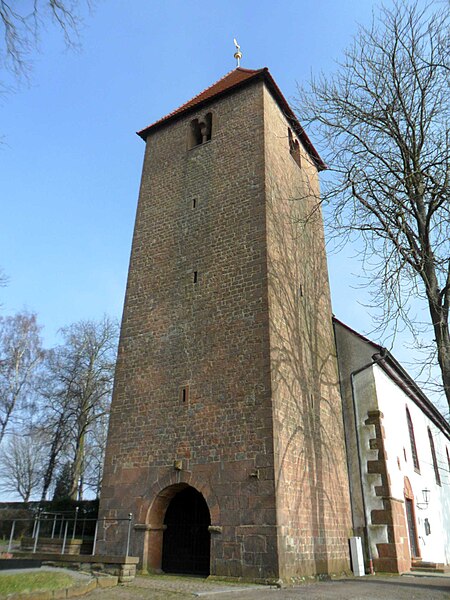 File:Wollmesheim (Rheinland-Pfalz)-Kirchturm (mit Biforien im Glockengeschoß) von Westsüdwesten über Kirchhof-03032013.JPG