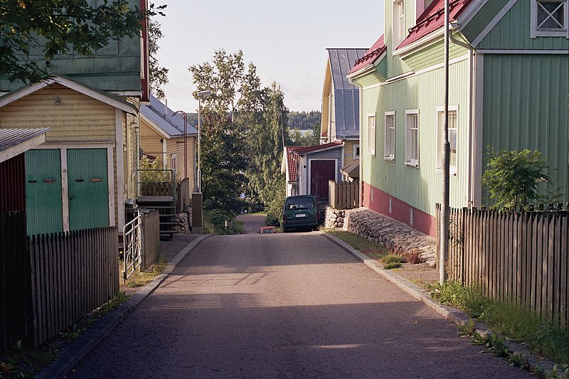 File:Wooden houses in Pispala Aug2008 001.jpg