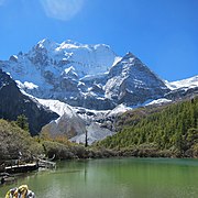 Monte Chenrezig, visto desde el río Yading Xin, al suroeste de Sichuan . El pico más alto de la cordillera de Yading