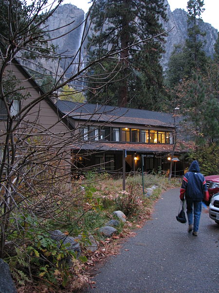 File:Yosemite Lodge (3021370218).jpg