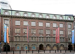 Fotografi av fasaden Georgsgatan 27-29, vid Forumkvarteret i centrala Helsingfors.