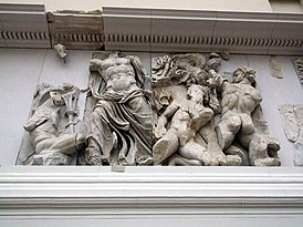 Зевс сражается с Порфирионом (справа) в гигантомахии, Пергамский музей, Берлин