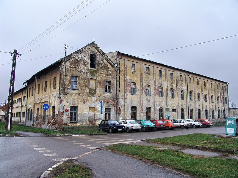 File:Zgrada bivšeg logora u Zrenjaninu, pogled sa ulice.jpg