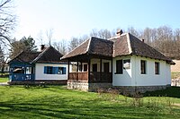 Petites maisons sur le parvis de l'église.