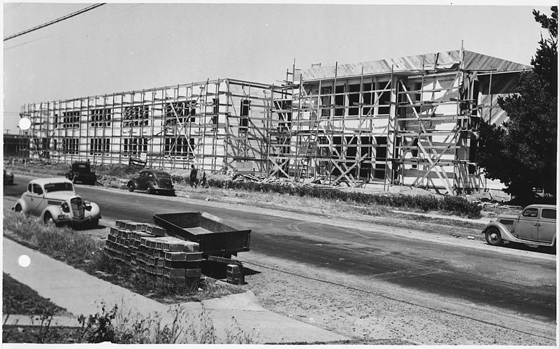 File:"4,000 Unit Housing Project Progress Photographs March 6,1943 to August 11, 1943, Construction of School, Richmond... - NARA - 296753.jpg