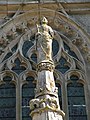 Statue de saint Pierre couronnant l'accolade.