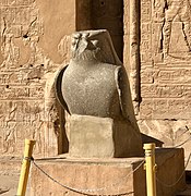 Égypte, Edfou, Temple d'Horus, Sentinelle de granite noir représentant le dieu faucon Horus (49785508467).jpg