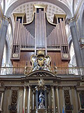 El órgano "Internacional" y altar del Perdón.