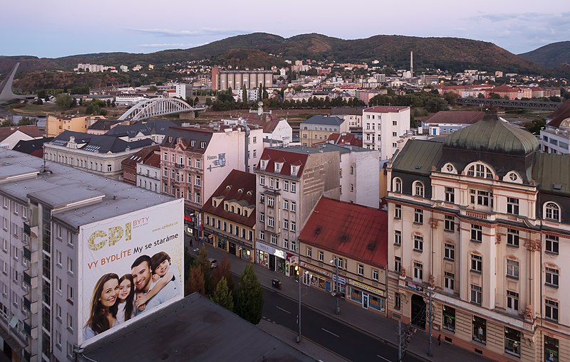 File:Ústí nad Labem, straatzicht Mírové Náměstí naar oosten vanaf Interhotel Bohemia IMG 7659 2018-08-11 20.48.jpg