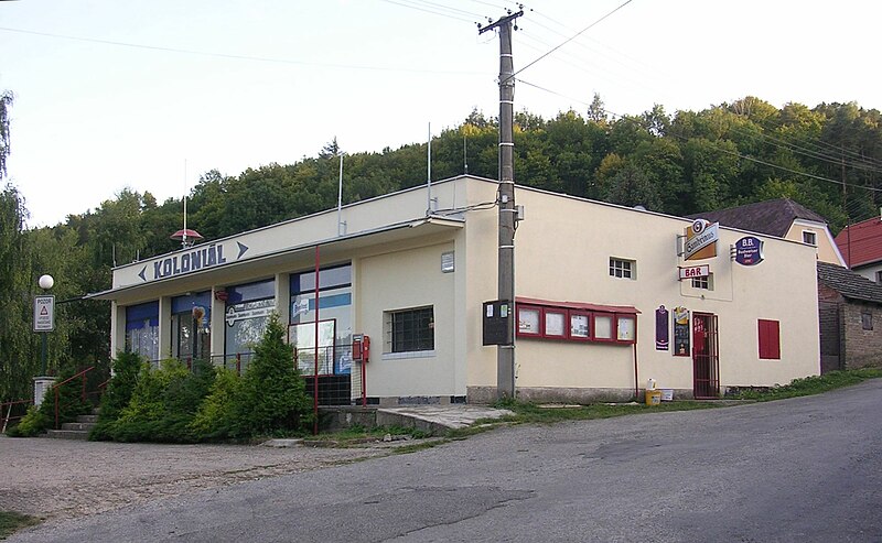 File:Žloukovice, koloniál a bar.jpg