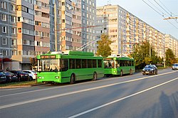 Троллейбусы маршрута 8 (модель Тролза-5275.03 «Оптима») на конечной остановке «Деревня Универсиады» (октябрь 2018)