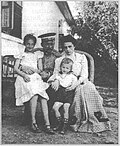 Миниатюра для Файл:Семья Сапожниковых 1911.jpg