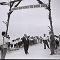 ישראל רוגוזין מבקר באשדוד 1 במאי 1957.jpg
