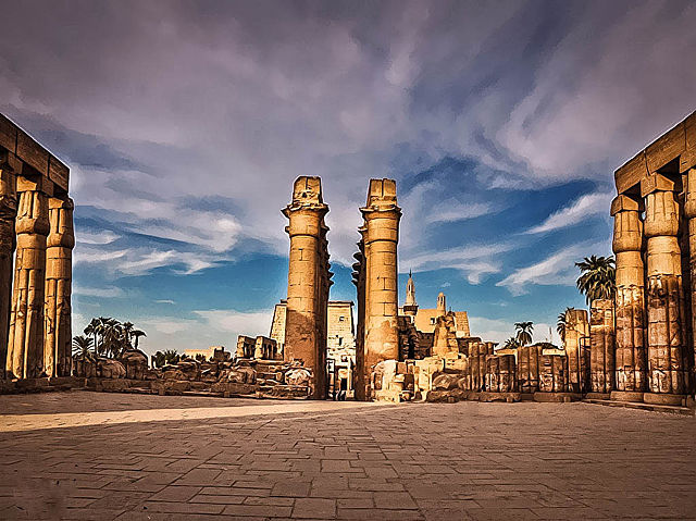 Image: بانوراما من داخل معبد الاقصر