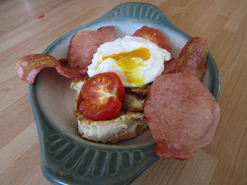 File:-2019-08-03 Poached egg, grilled tomatoes and bacon on toast, Cromer, Norfolk (2).JPG